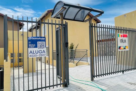 Fachada com placa instalada de casa de condomínio para alugar com 2 quartos, 55m² em Centro, Cotia