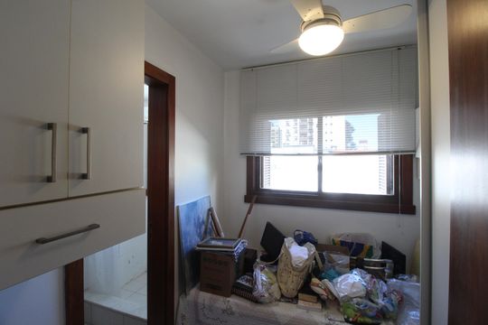 Quarto de Serviço de apartamento à venda com 3 quartos, 220m² em Petrópolis, Porto Alegre