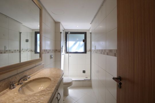 Banheiro de apartamento à venda com 3 quartos, 220m² em Petrópolis, Porto Alegre
