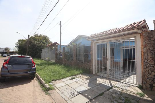 Fachada de casa à venda com 3 quartos, 360m² em Rio Branco, Canoas