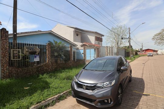 Fachada de casa à venda com 3 quartos, 360m² em Rio Branco, Canoas