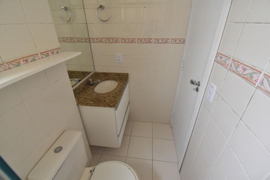 Banheiro de apartamento à venda com 2 quartos, 67m² em Campo Comprido, Curitiba