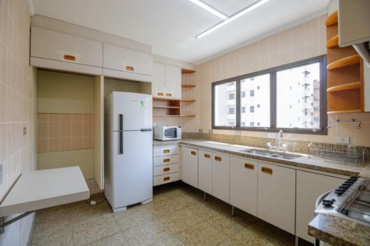 Cozinha de apartamento para alugar com 5 quartos, 230m² em Vila Nova Conceição, São Paulo