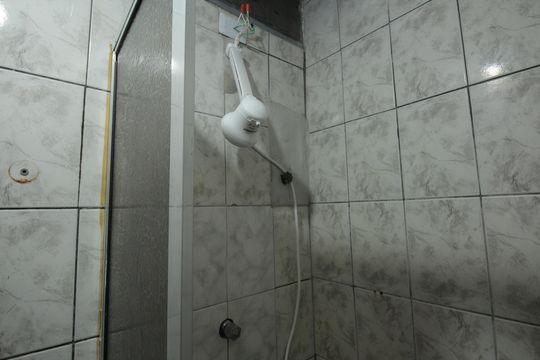 Banheiro de apartamento para alugar com 2 quartos, 54m² em Saboó, Santos