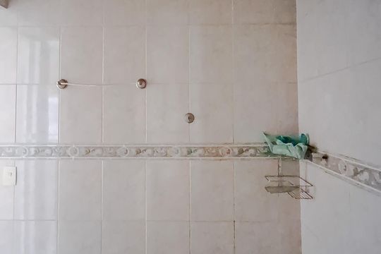 Banheiro de kitnet/studio para alugar com 1 quarto, 32m² em Liberdade, São Paulo