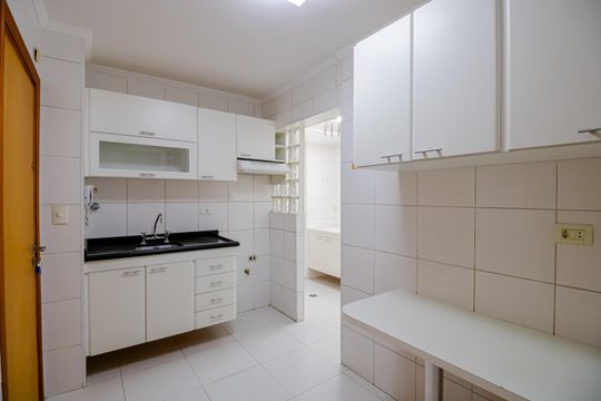 Cozinha de apartamento para alugar com 2 quartos, 90m² em Indianópolis, São Paulo