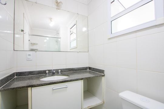 Banheiro de apartamento para alugar com 3 quartos, 57m² em Vila Homero Thon, Santo André
