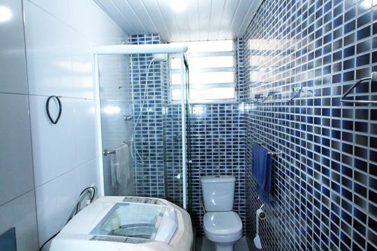 Banheiro de apartamento à venda com 1 quarto, 48m² em Olaria, Rio de Janeiro