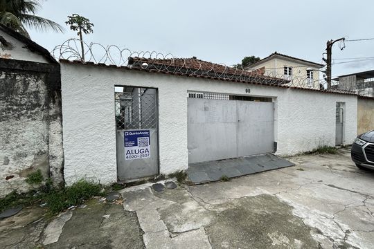 Fachada + placa de casa para alugar com 1 quarto, 37m² em Osvaldo Cruz, Rio de Janeiro