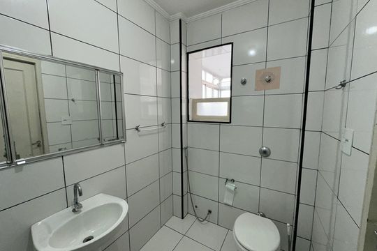 Banheiro de apartamento para alugar com 1 quarto, 42m² em Itararé, São Vicente
