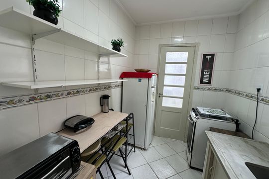 Cozinha de apartamento para alugar com 1 quarto, 42m² em Itararé, São Vicente