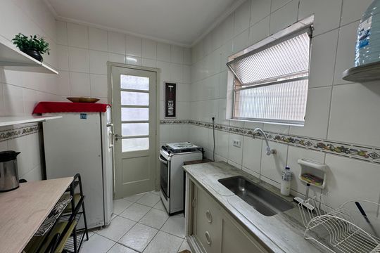 Cozinha de apartamento para alugar com 1 quarto, 42m² em Itararé, São Vicente