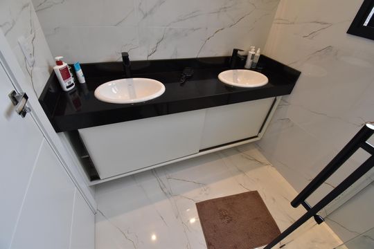 Banheiro da Suíte de casa de condomínio à venda com 3 quartos, 125m² em Campo Comprido, Curitiba