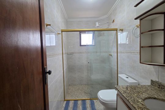 Banheiro da Suíte 1 de apartamento para alugar com 2 quartos, 105m² em Vilamar, Praia Grande