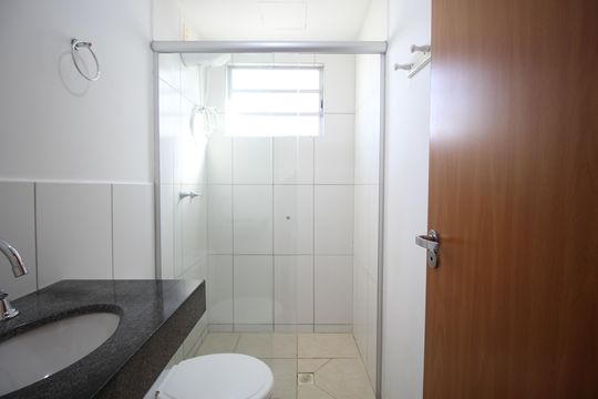 Banheiro de apartamento para alugar com 2 quartos, 46m² em Morro Santana, Porto Alegre