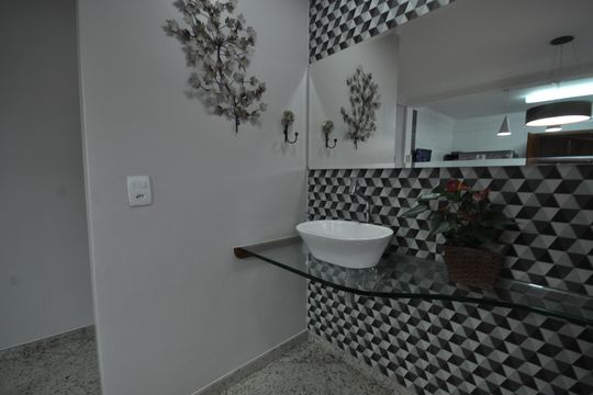 Lavabo 1 de casa à venda com 3 quartos, 228m² em Vila Mazzei, São Paulo