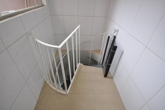 Escada de acesso à garagem de casa à venda com 3 quartos, 228m² em Vila Mazzei, São Paulo