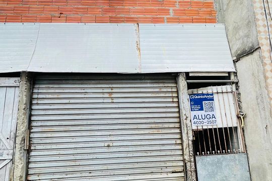 Fachada com a placa instalada de casa para alugar com 1 quarto, 46m² em Jardim Leonor, Cotia