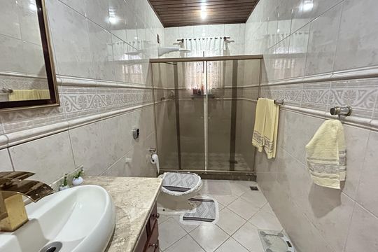 Banheiro Social de casa à venda com 4 quartos, 480m² em Jardim Sulacap, Rio de Janeiro