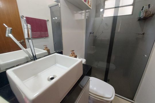 banheiro de apartamento à venda com 3 quartos, 56m² em Horto, Belo Horizonte