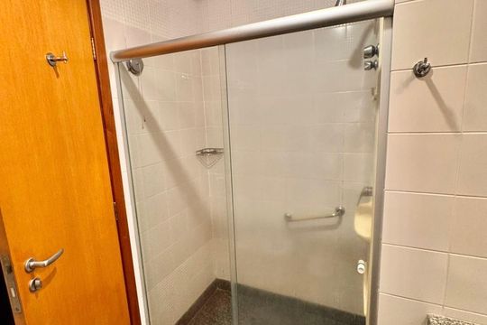 Banheiro  de kitnet/studio para alugar com 1 quarto, 26m² em Serra, Belo Horizonte