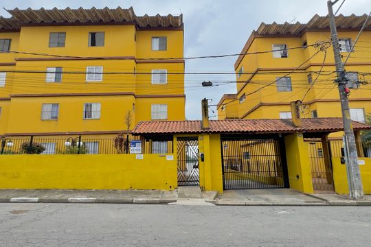 Placa instalada na fachada do imóvel de apartamento à venda com 2 quartos, 55m² em Vila Sao Rafael, Guarulhos