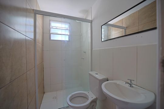 Banheiro de apartamento para alugar com 2 quartos, 43m² em Jardim Santa Teresinha, São Paulo