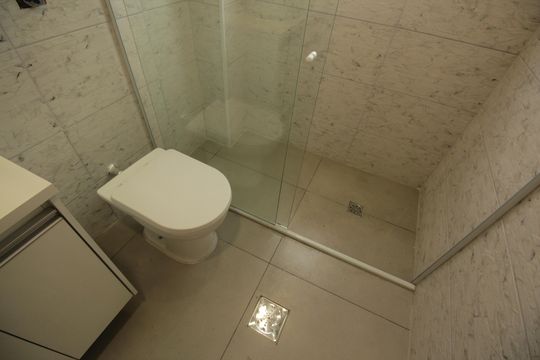 Banheiro de apartamento para alugar com 1 quarto, 55m² em Gonzaga, Santos
