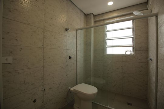 Banheiro de apartamento para alugar com 1 quarto, 55m² em Gonzaga, Santos