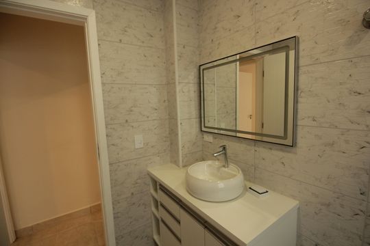 Banheiro de apartamento para alugar com 1 quarto, 55m² em Gonzaga, Santos