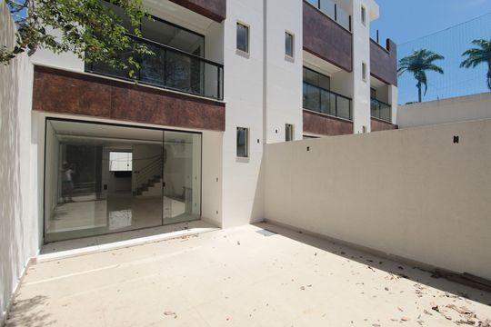 Garagem de casa à venda com 3 quartos, 122m² em Santa Monica, Belo Horizonte