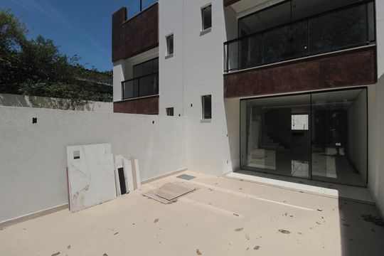 Garagem de casa à venda com 3 quartos, 122m² em Santa Monica, Belo Horizonte
