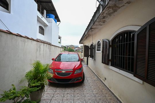 Corredor  de casa à venda com 2 quartos, 170m² em Parque Pinheiros, Taboão da Serra