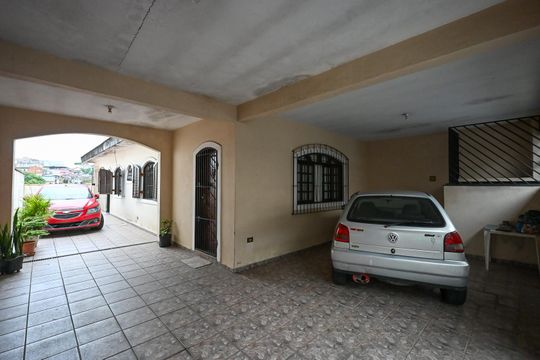 Garagem de casa à venda com 2 quartos, 170m² em Parque Pinheiros, Taboão da Serra