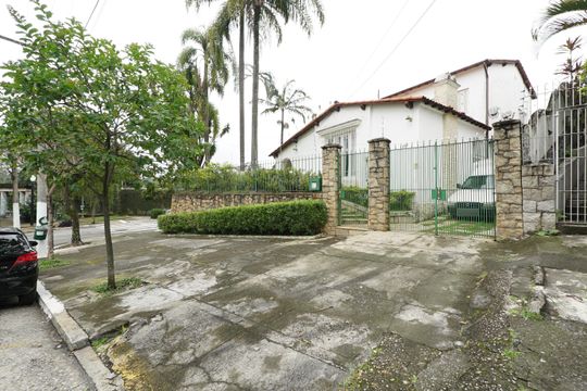 Fachada de casa para alugar com 3 quartos, 350m² em Aclimação, São Paulo