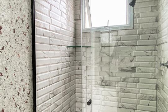 Banheiro  de kitnet/studio à venda com 1 quarto, 24m² em Vila Ré, São Paulo