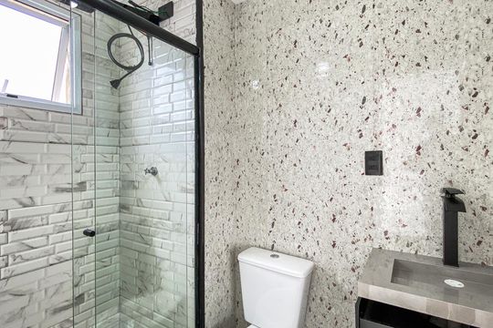 Banheiro  de kitnet/studio à venda com 1 quarto, 24m² em Vila Ré, São Paulo