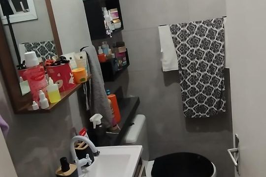 Banheiro de apartamento à venda com 2 quartos, 52m² em Vila sol nascente, Sumaré