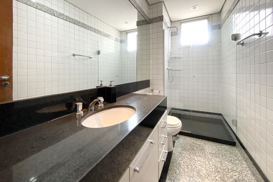 Banheiro da Suíte de apartamento à venda com 1 quarto, 60m² em Belvedere, Belo Horizonte