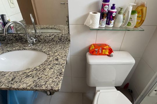 Banheiro social de apartamento à venda com 2 quartos, 53m² em Santa Terezinha, São Bernardo do Campo