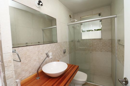 Banheiro da Suíte de apartamento para alugar com 3 quartos, 98m² em Ribeira, Rio de Janeiro