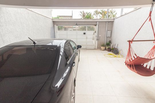 Garagem de casa à venda com 3 quartos, 200m² em Parque Sevilha, São Paulo