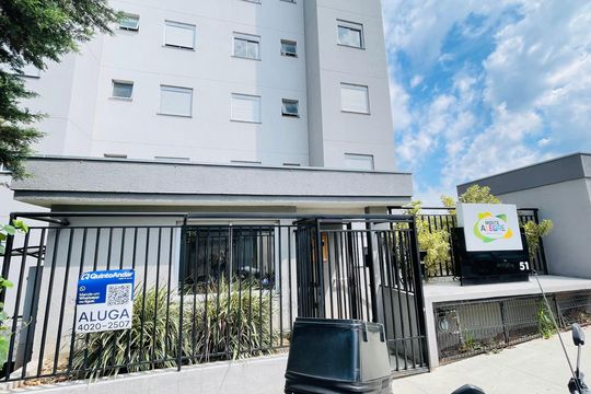 Fachada com placa instalada de apartamento para alugar com 2 quartos, 58m² em Jardim Recanto Suave, Cotia