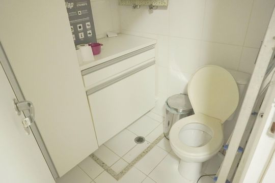 Banheiro de serviço de apartamento à venda com 1 quarto, 144m² em Alphaville, Santana de Parnaíba