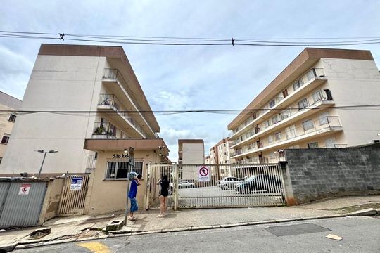Placa instalada na fachada do imóvel  de apartamento para alugar com 2 quartos, 61m² em Jardim Guilhermino, Guarulhos