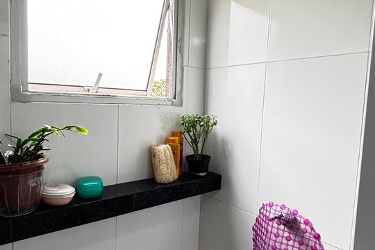 Banheiro de apartamento à venda com 2 quartos, 49m² em Jardim Alzira Franco, Santo André