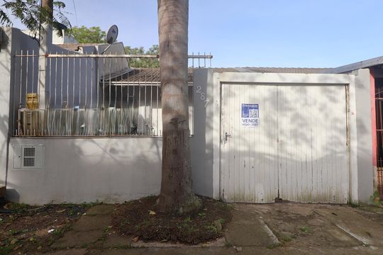 Fachada de casa à venda com 2 quartos, 48m² em Olaria, Canoas