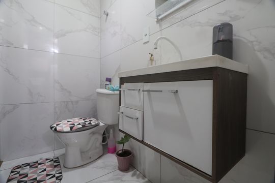 Banheiro  de casa à venda com 2 quartos, 48m² em Olaria, Canoas