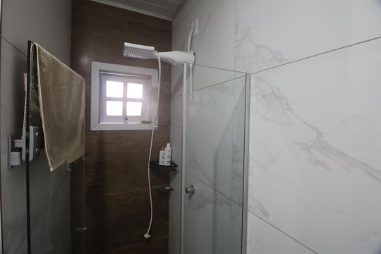 Banheiro  de casa à venda com 2 quartos, 48m² em Olaria, Canoas