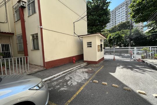Portaria de apartamento para alugar com 2 quartos, 46m² em Del Castilho, Rio de Janeiro